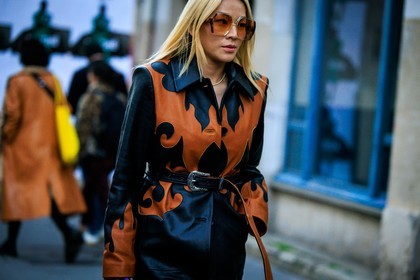 big sunglasses, printed coat, dual toned coat, black leather coat, black boots, western belt, buckled belt, tina leung, fashion week, frenchystyle, FW, jonathan paciullo, street style, AUTUMN WINTER 2022-2023, FALL WINTER 2022_2023, FW 22-23, PFW, PARIS, horizontal, atmosphere details, detail