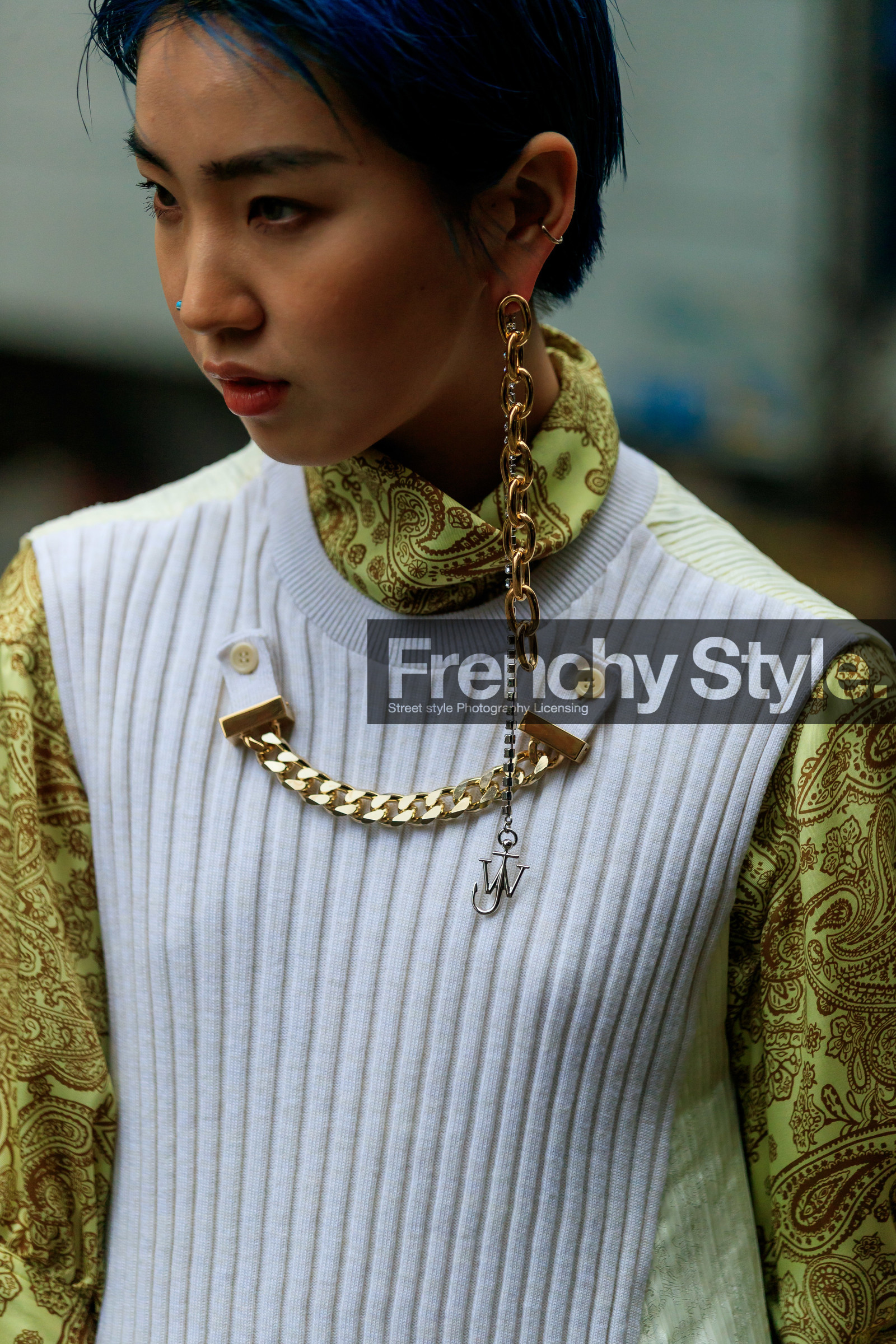 light green blouse, cachemere printed blouse, high collar blouse, white pullover, sleeveless pullover, chain details, chain earrings, golden earrings, strassed earrings, dangling earrings, j w anderson earrings, long earring, silvered earrings, close up detail, fashion week, frenchystyle, FW, jonathan paciullo, street style, LFW, LONDON, AUTUMN WINTER 2020-2021, FALL WINTER 2020-2021, FW 20-21, vertical, atmosphere details, detail