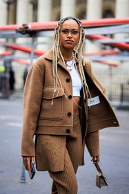 blond braids, long braids, transparent glasses, camel jacket, cropped tshirt, white tshirt, golden necklace, buttoned cardigan, camel cardigan, pleated trousers, camel trousers, knitwear, knits, mini bag, chiquito bag, jacquemus bag, fashion week, frenchystyle, FW, jonathan paciullo, street style, PFW, PARIS, menswear, AUTUMN WINTER 2022-2023, FALL WINTER 2022-2023, FW 22-23, atmosphere details, detail, vertical