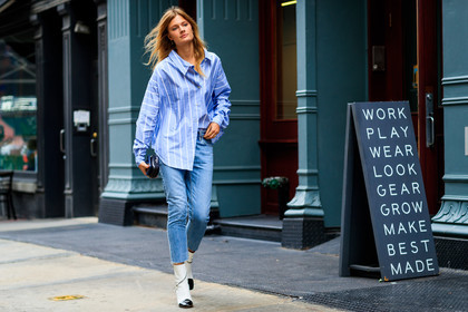 black and white shoes, black bag, blue denim, blue shirt, denim pants, high heels, jeans, leather shoes, striped shirt, trousers, model, fashion week, frenchystyle, FW, jonathan paciullo, street style, NYFW, NEW YORK, SPRING SUMMER 2019, SS 19, atmosphere details, horizontal, full length