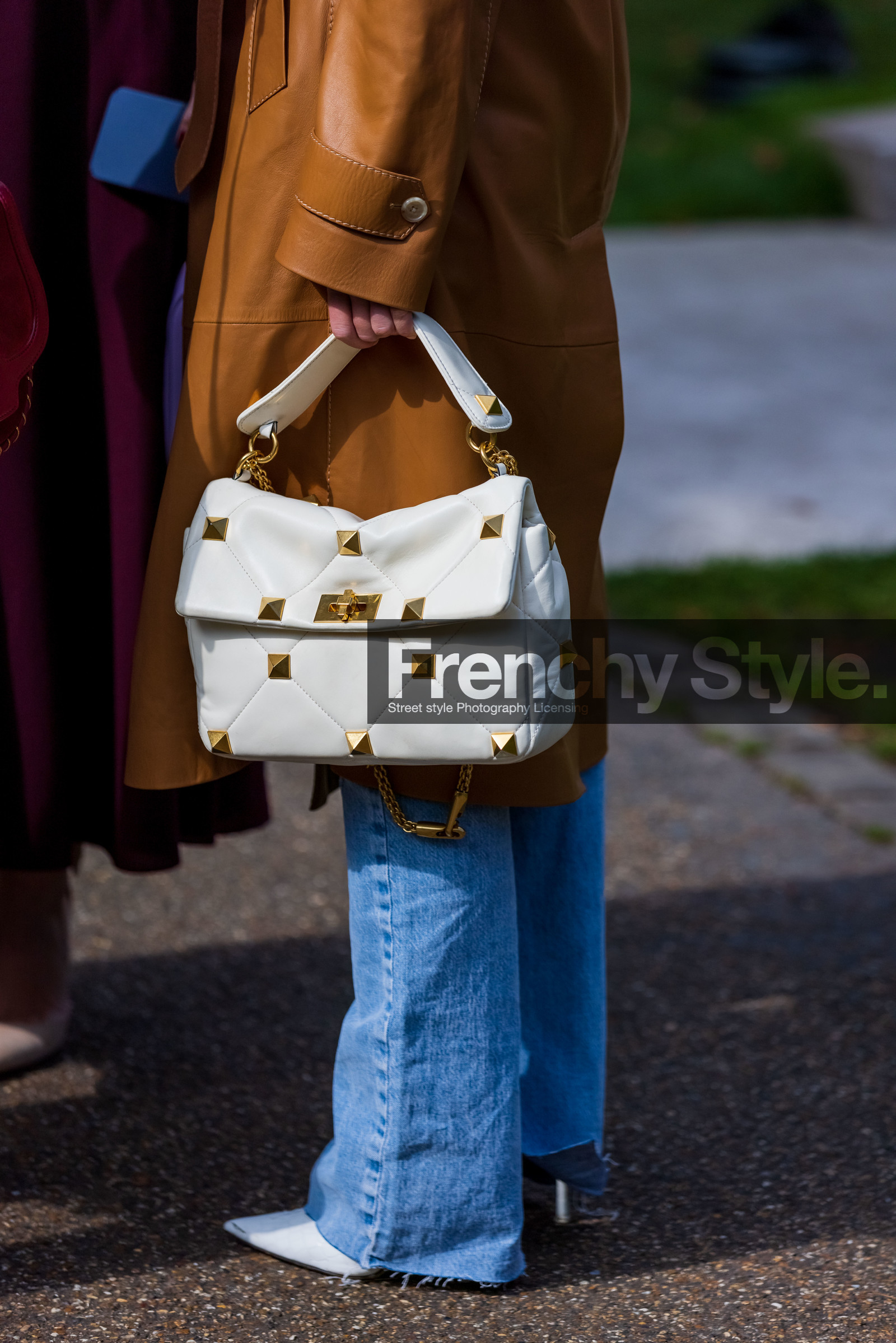 jeans, details, valentino, white, coat, camel, heels, fashion week, frenchystyle, FW, jonathan paciullo, street style, SS 22, SPRING SUMMER 2022, LFW, LONDON, vertical, atmosphere details, detail