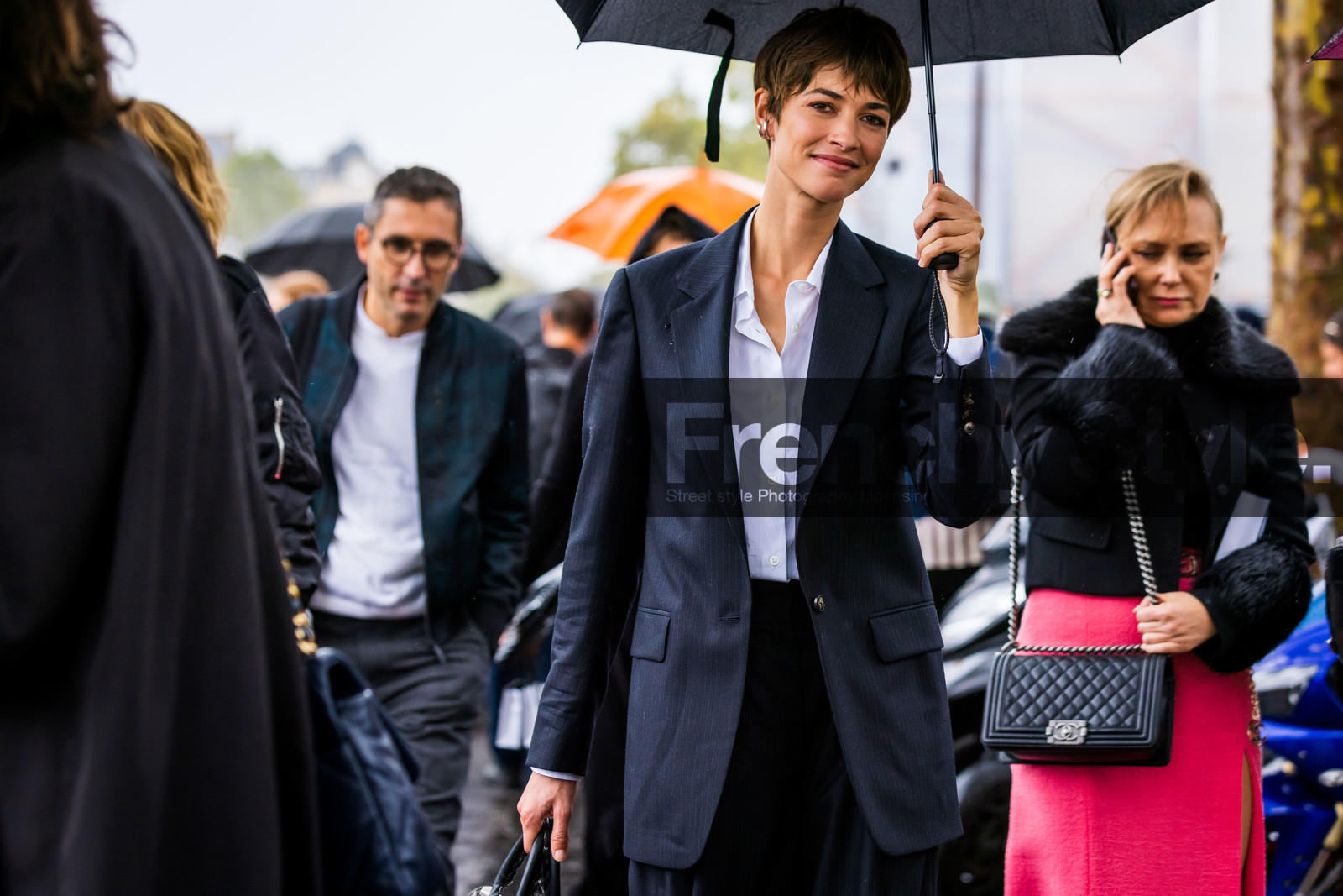 black blazer, black pants, blazer, hairstyle, Louise de Chevigny, pants, shirt, short hair, umbrella, white shirt, fashion week, frenchystyle, FW, jonathan paciullo, street style, PFW, PARIS, SPRING SUMMER 2022, SS 22, horizontal, atmosphere details, model