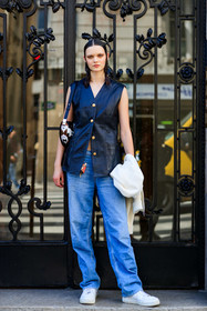 haircut, hair details, make up, make up details, black leather jacket, jacket shirt, sleeveless jacket, denim, blue jeans, loose jeans, white leather sneakers, nike shoes, fashion week, frenchystyle, FW, jonathan paciullo, street style, PFW, PARIS, AUTUMN WINTER 2021-2022, FALL WINTER 2021-2022, FW 21-22, vertical, full length, model