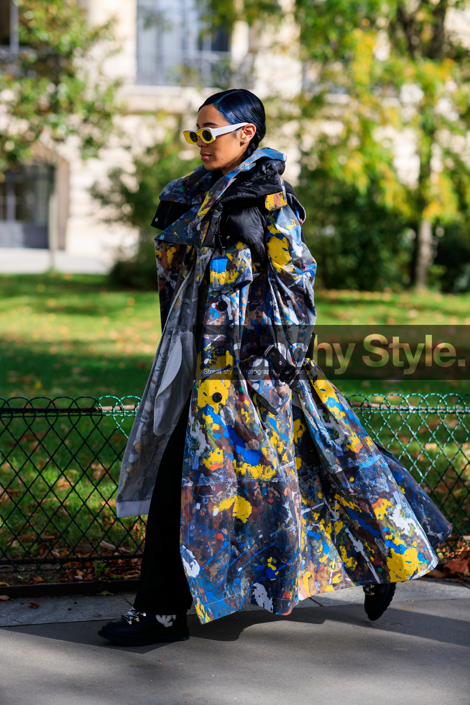 aleali may, long coat, long trench coat, painted jacket, painted trench coat, painted coat, blue trench coat, blue coat, yellow trench coat, yellow coat, black coat, black belt, belted coat, belted trench coat, black down jacket, chanel shoes, black leather boots, loewe sunglasses, white sunglasses, yellow sunglasses, square shape glasses, multicolor coat, multicolor jacket, multicolor trench coat, PARIS, PFW, SPRING SUMMER 2020, SS 20, fashion week, frenchystyle, FW, jonathan paciullo, street style, vertical, full length