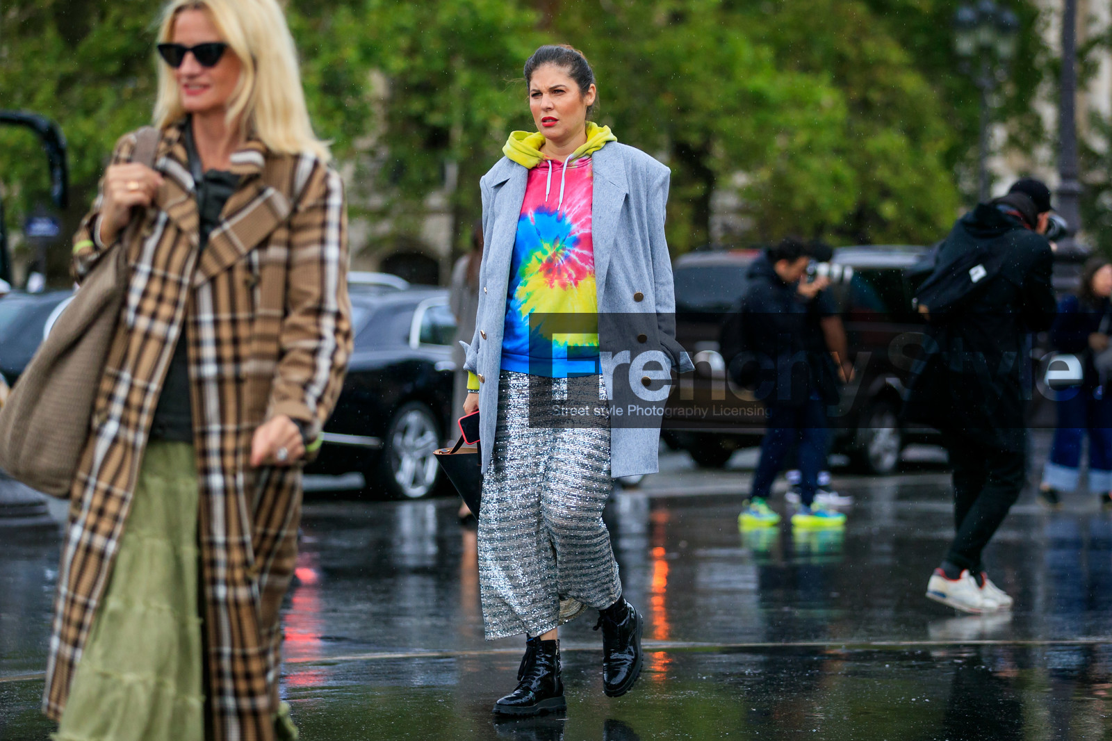 sofia guellaty, light grey jacket, tie and dye sweatshirt, tie and dye hoodie, pink sweatshirt, pink hoodie, yellow sweatshirt, yellow hoodie, blue hoodie, blue sweatshirt, long skirt, sequins skirt, striped skirt, silvered skirt, black polish boots, laced boots, flat boots, PARIS, PFW, SPRING SUMMER 2020, SS 20, fashion week, frenchystyle, FW, jonathan paciullo, street style, horizontal, atmosphere details, full length