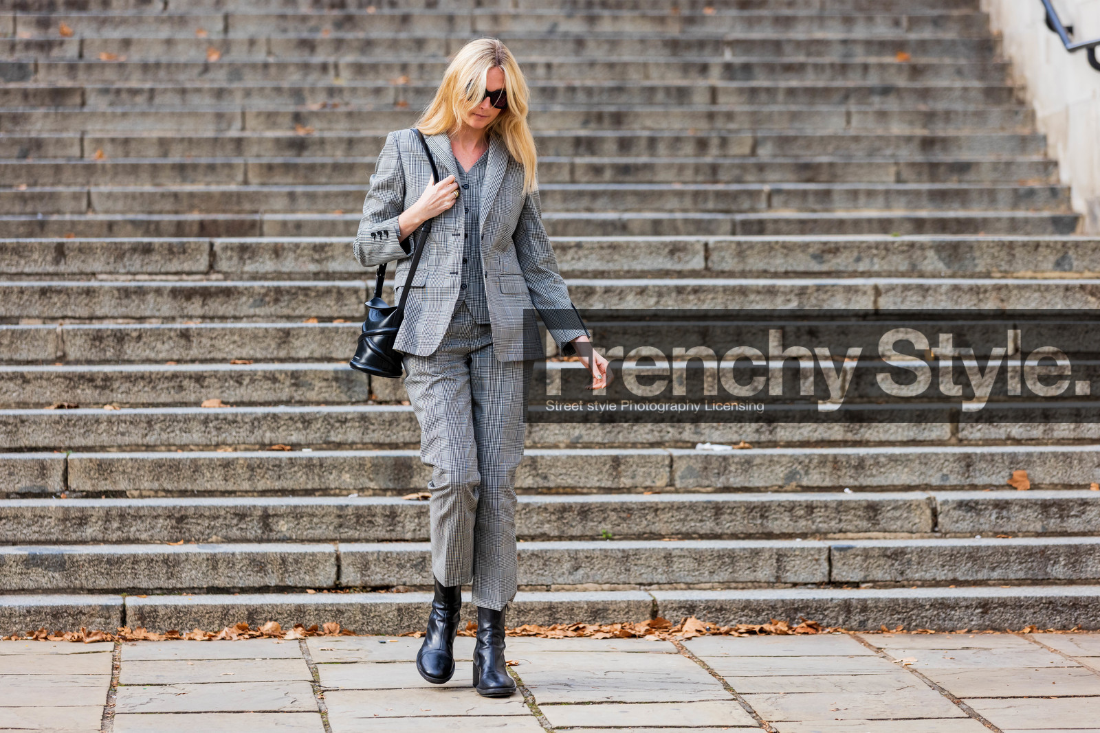 jane macfarland, black, suit, plaid, sunglasses, bottines, boots, blazer, alexander mcqueen, bucket bag, fashion week, frenchystyle, FW, jonathan paciullo, street style, SPRING SUMMER 2022, SS 22, LFW, LONDON, horizontal, full length, atmosphere details