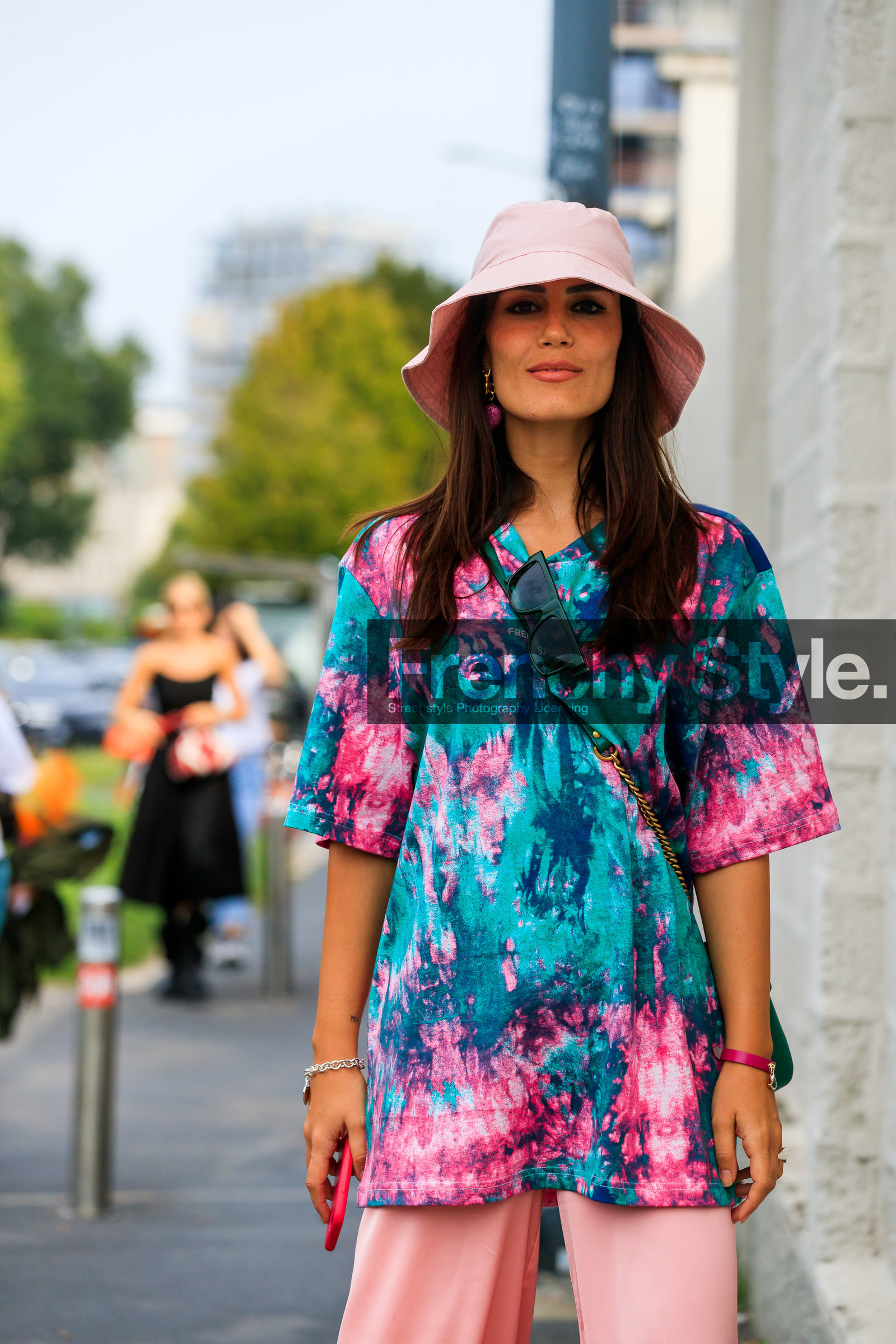 light pink hat, tie and dye t-shirt, green t-shirt, pink t-shirt, loose t-shirt, 90's look, light pink pants, flare pants, green sunglasses, square shape glasses, crossbody bag, heart shape earrings, fashion week, frenchystyle, FW, jonathan paciullo, street style, MFW, MILAN, SPRING SUMMER 2020, SS 20