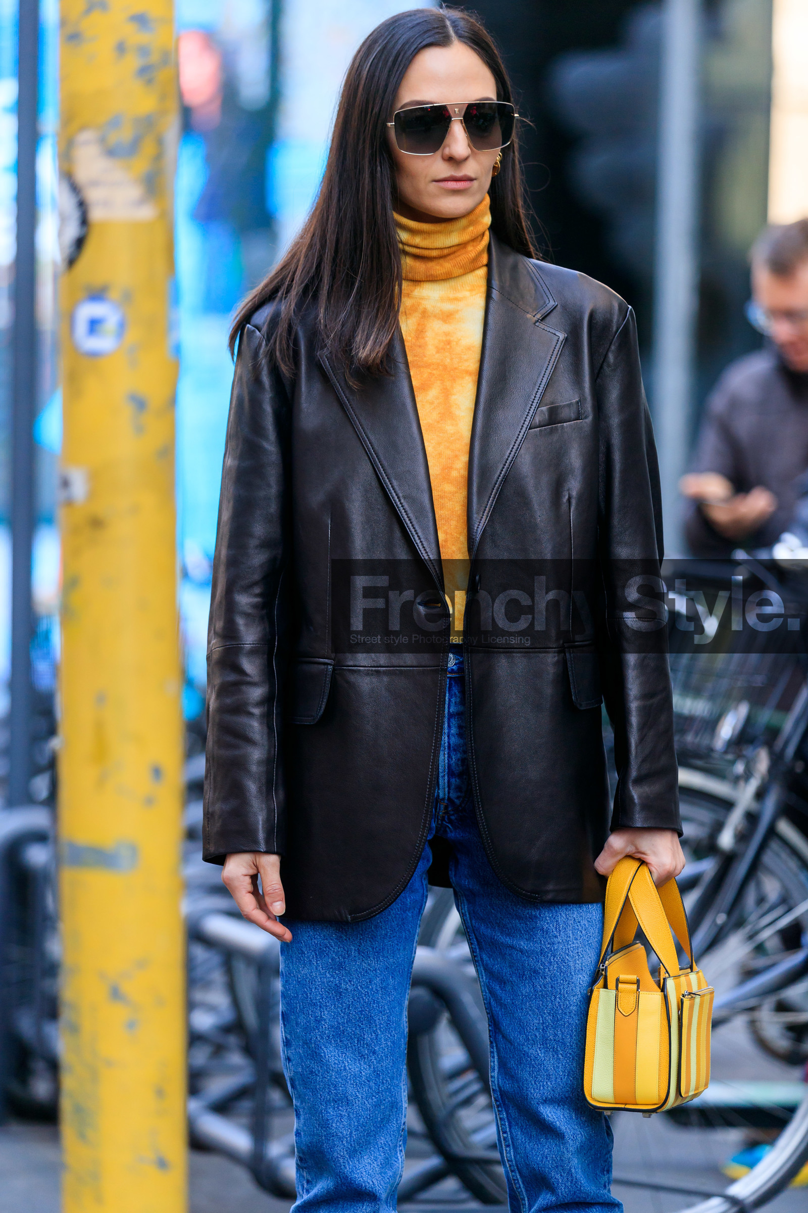 blue jeans, yellow leather bag, striped bag, hand bag, black leather jacket, yellow pullover, turtleneck pullover, tie and dye pullover, aviator sunglasses, metalic frame sunglasses, fashion week, frenchystyle, FW, jonathan paciullo, street style, MFW, MILAN, AUTUMN WINTER 2020-2021, FALL WINTER 2020-2021, FW 20-21, vertical, atmosphere details, detail