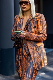 blazer, Caroline Ebo, jacquemus bag, leather bag, leather blazer, leather pants, orange blazer, orange pants, printed blazer, printed pants, red bag, smartphone, suit, sunglasses, fashion week, frenchystyle, FW, jonathan paciullo, street style, MFW, MILAN, SPRING SUMMER 2022, SS 22, vertical, atmosphere details, detail