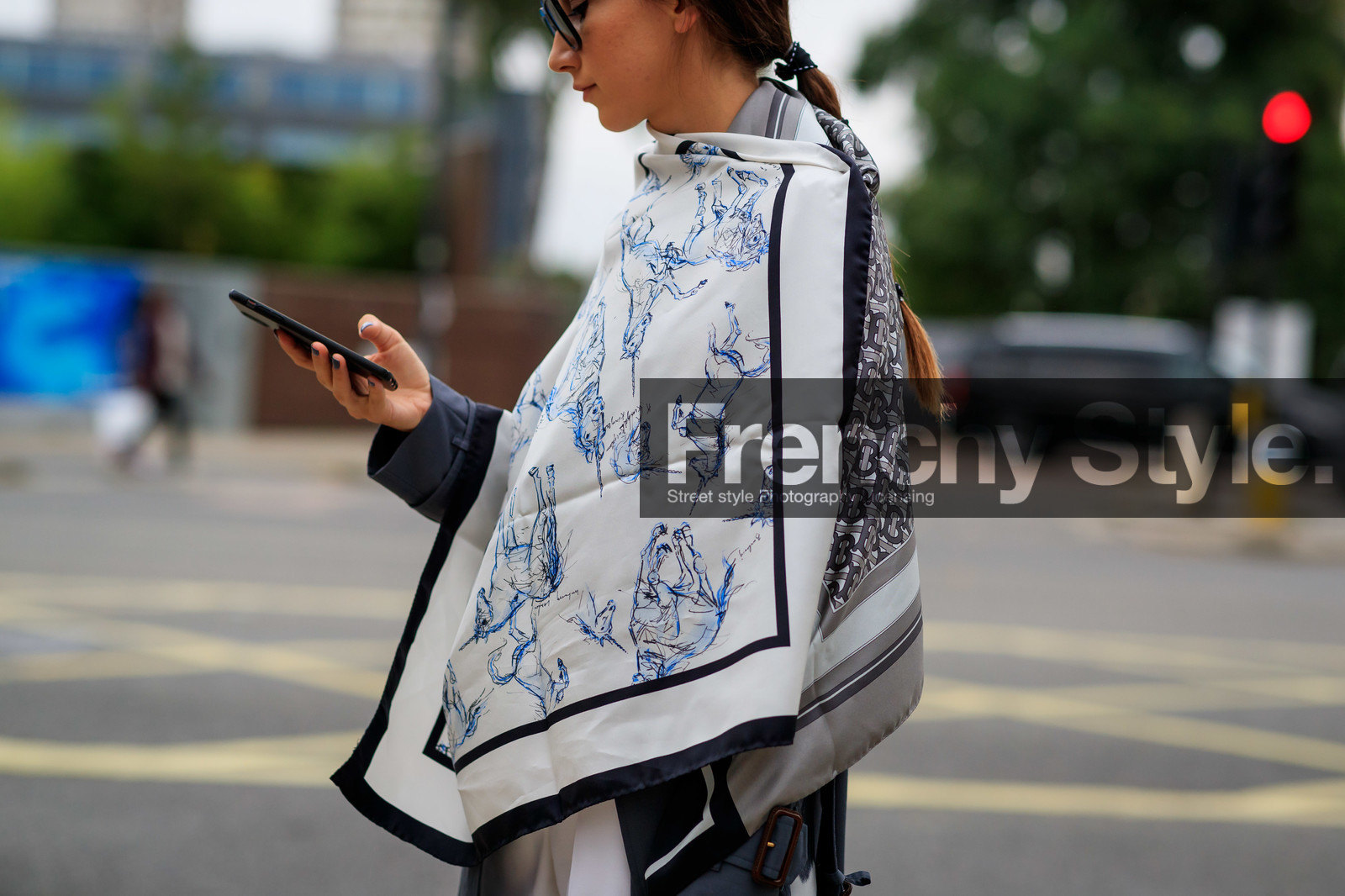 beatrice gutu, close up detail, silk scarf, printed scarf, animal printed scarf, white scarf, burberry scarf, monogrammed scarf, fashion week, frenchystyle, FW, jonathan paciullo, street style, atmosphere details, horizontal, detail