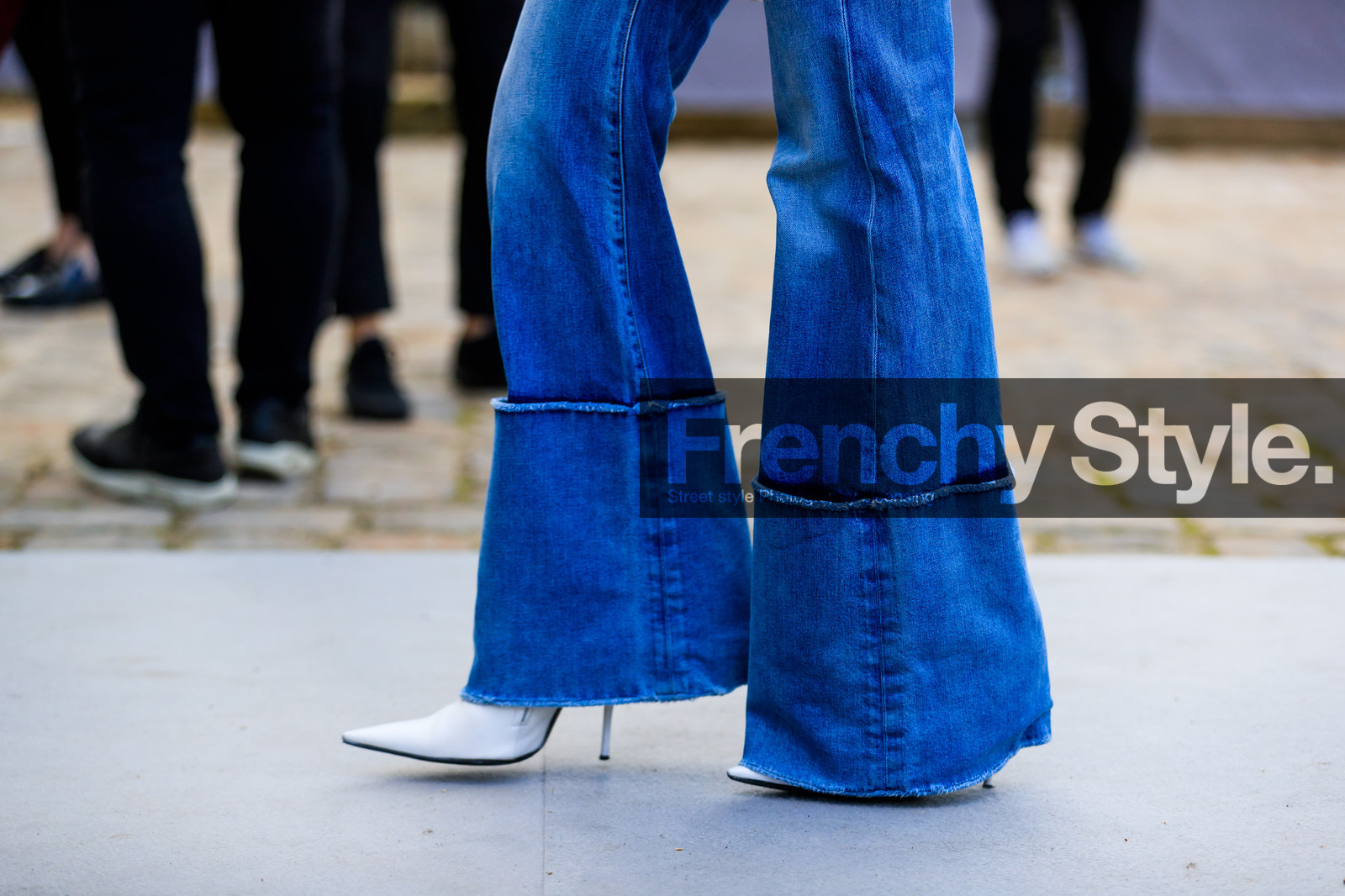 atmosphere details, blue denim, denim pants, detail, fashion week, flare jean, frenchystyle, FW, high heels, horizontal, jeans, jonathan paciullo, leather shoes, PARIS, PFW, SPRING SUMMER 2018, SS 18, street style, trousers, white shoes