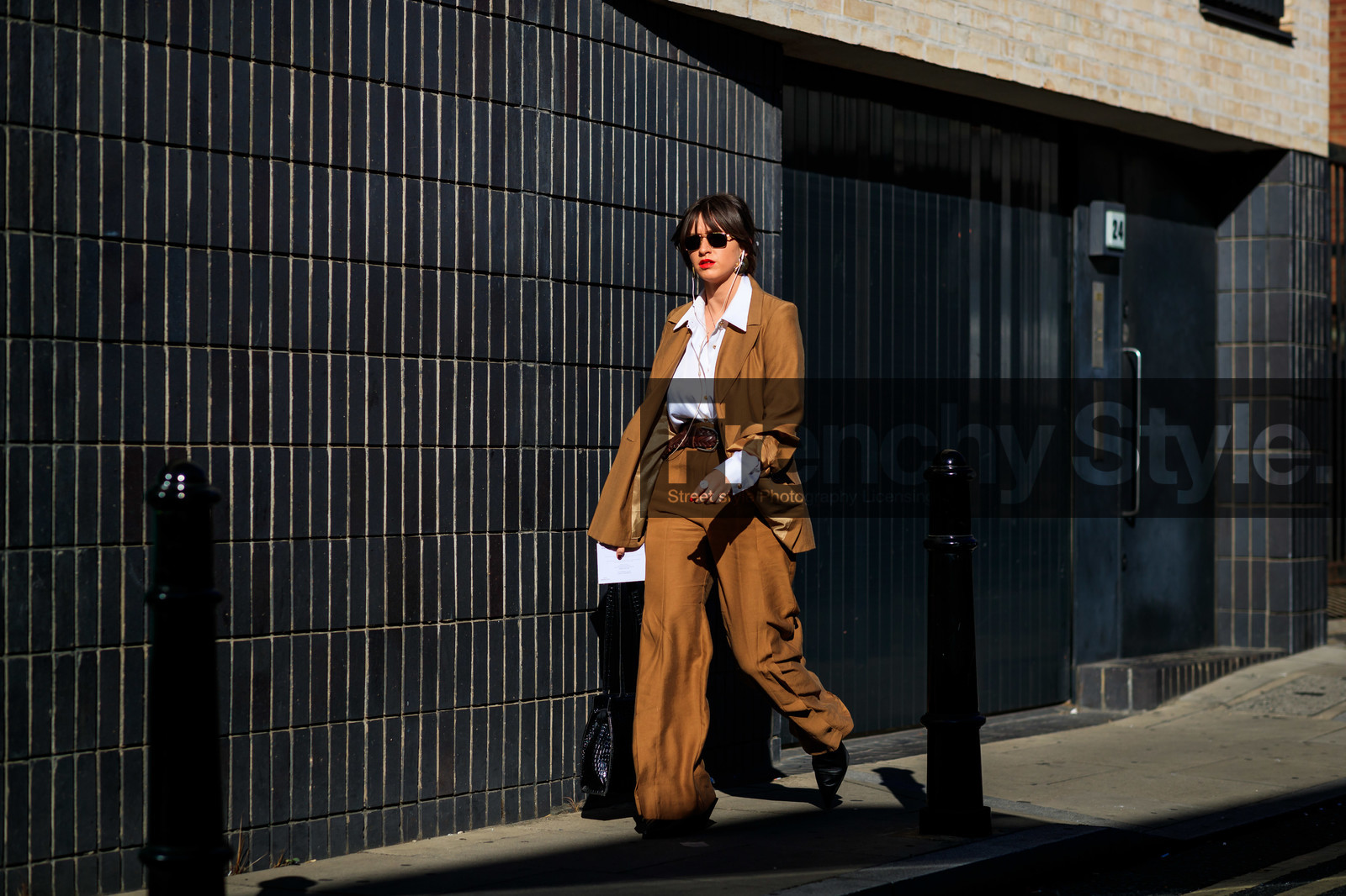beige suits, white shirt, golden earrings, sunglasses, metalic frame sunglasses, bulgari monete ring, plaited belt, brown belt, fashion week, frenchystyle, FW, jonathan paciullo, street style, atmosphere details, horizontal, full length