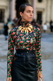 erika boldrin, louis vuitton total look, floral printed top, high collar top, tight top, green top, red top, golden necklace, chocker, black leather skirt, mid long skirt, monogrammed skirt, black top, diamond earrings, silvered earrings, hoop earrings, PARIS, PFW, SPRING SUMMER 2020, SS 20, fashion week, frenchystyle, FW, jonathan paciullo, street style, vertical, atmosphere details, detail