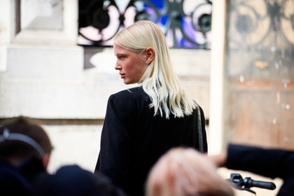 back details, hair details, make up, make up details, nude make up, dyed hair, PARIS, PFW, fashion week, frenchystyle, FW, jonathan paciullo, street style, SPRING SUMMER 2021, SS 21, horizontal, atmosphere details, detail, model