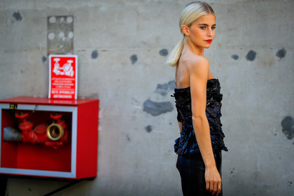 black leather top, black leather skirt, leather total look, black total look, strapless top, flower top, patchwork top, golden watch, cartier watch, panthere cartier watch, valentino look, valentino skirt, valentino top, caro daur, street style, jonathan paciullo, FW, frenchystyle, fashion week, MFW, MILAN, SPRING SUMMER 2021, SS 21, horizontal, atmosphere details, detail