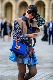 leaf greener, big sunglasses, square shape glasses, black sunglasses, black leather jacket, beige jacket, openwork jacket, polka dots jacket, blue dress, blue skirt, blue leather bag, hand bag, floral printed dress, floral printed skirt, ruffle dress, ruffle skirt, black tights, mini dress, mini skirt, louis vuitton bag, louis vuitton dress, louis vuitton jacket, louis vuitton skirt, louis vuitton total look, strap phone, crossbody phone, PARIS, PFW, SPRING SUMMER 2020, SS 20, fashion week, frenchystyle, FW, jonathan paciullo, street style, vertical, atmosphere details, detail