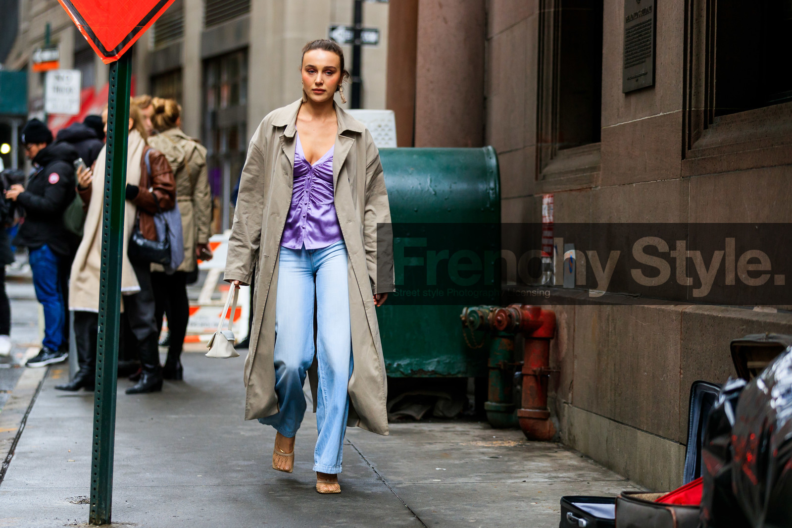 mary leest, lilac shirt, lilac top, satin shirt, satin top, drape shirt, low necked shirt, light beige trench coat, light blue trench coat, white leather bag, hand bag, animal skin bag, mini bag, dangling earrings, golden earrings, fringe earrings, bottega veneta shoes, ankle bracelet, flare jeans, light beige shoes, squared toed shoes, fishnet shoes, openwork shoes, denim, fashion week, frenchystyle, FW, jonathan paciullo, street style, AUTUMN WINTER 2020-2021, FALL WINTER 2020-2021, FW 20-21, horizontal, atmosphere details, full length, NYFW, NEW YORK