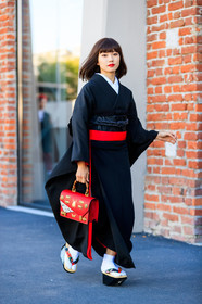 black shoes, fashion week, frenchystyle, full length, FW, graphic bag, gucci, high heels, jonathan paciullo, kimono, leather bag, leather shoes, MFW, MILAN, printed bag, red bag, red belt, SPRING SUMMER 2018, SS 18, street style, tabi shoes, vertical, white socks