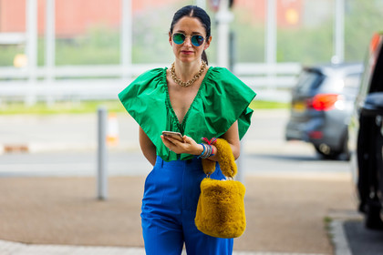 high waisted, trousers, necklace, rayban, handbag, furry bag, small bag, bracelet, sunglasses, fashion week, frenchystyle, FW, jonathan paciullo, street style, SPRING SUMMER 2022, SS 22, LFW, LONDON, horizontal, atmosphere details, detail