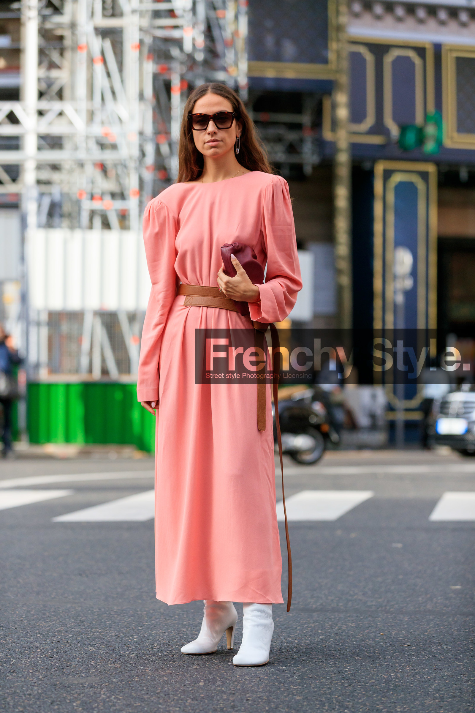 erika boldrin, pink dress, stella mccartney dress, camel leather dress, long dress, long sleeves dress, burgundy leather clutch, bottega veneta bag, belted dress, camel leather belt, silvered earrings, diamond earrings, dangling earrings, white leather boots, high heels boots, PARIS, PFW, SPRING SUMMER 2020, SS 20, fashion week, frenchystyle, FW, jonathan paciullo, street style, vertical, full length