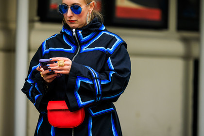 red belt bag, leather belt bag, blue sunglasses, pilot sunglasses, red lips, blue nails, big golden ring, black rain coat, striped raincoat, big creole earrings, street style, jonathan paciullo, FW, frenchystyle, fashion week, NYFW, NEW YORK, AUTUMN WINTER 2022-2023, FALL WINTER 2022_2023, FW 22-23, atmosphere details, horizontal