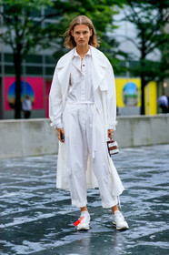 brown bag, giedre dukauskaite, Giedrė Dukauskaitė, graphic bag, leather bag, leather shoes, mini bag, model, off white, printed bag, striped bag, tone on tone, total look white, trench coat, trousers, white coat, white jumpsuit, white shoes, fashion week, frenchystyle, FW, jonathan paciullo, street style, NEW YORK, NYFW, SPRING SUMMER 2020, SS 20, vertical, full length