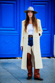 estelle pigault, white coat, long coat, denim, knit pants, knitwear, camel leather pants, flare pants, cowboy look, grey hat, fur coat, brown leather belt, brown leather boots, plaited belt, animal skin boots, fashion week, frenchystyle, FW, jonathan paciullo, street style, PFW, PARIS, SPRING SUMMER 2021, SS 21, vertical, full length