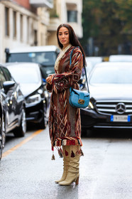 red jacket, red cardigan, ethnic printed jacket, ethnic printed cardigan, long jacket, long cardigan, belted jacket, belted cardigan, blue leather bag, shoulder bag, etro bag, etro belt, etro jacket, etro cardigan, geometrical printed jacket, geometical printed cardigan, light beige leather boots, high boots, high heels boots, fringe jacket, tamara kalinic, street style, jonathan paciullo, FW, frenchystyle, fashion week, MFW, MILAN, SPRING SUMMER 2021, SS 21, vertical, full length