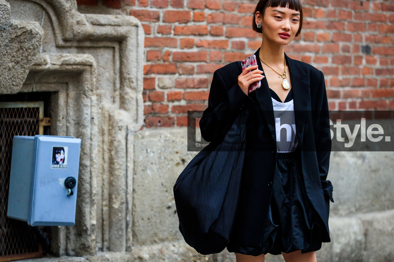 black jacket, black skirt, black bag, shoulder bag, pleated bag, big bag, ruffle skirt, big chain necklace, golden necklace, silvered earrings, white top, street style, jonathan paciullo, FW, frenchystyle, fashion week, MFW, MILAN, SPRING SUMMER 2021, SS 21, horizontal, atmosphere details, detail, model