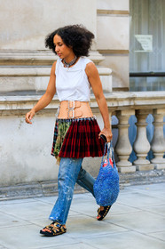white t-shirt, sleeveless t-shirt, multi necklace, silver necklace, big chain necklace, light blue jeans, denim, flat sandals, black leather sandals, shopping bag, plaited bag, blue bag, pleated skirt, checked skirt, plaid skirt, big belt, beige belt, leather belt, used jeans, metalic details shoes, fashion week, frenchystyle, FW, jonathan paciullo, street style, vertical, full length