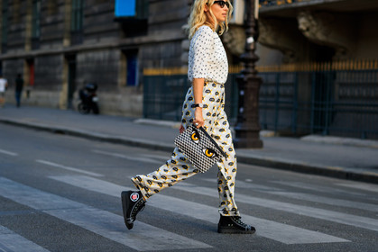 black shoes, black sneakers, checked bag, graphic bag, graphic pants, graphic shirt, leather bag, leather shoes, miu miu, pierre hardy, printed bag, printed pants, printed shirt, sunglasses, trousers, white pants, white shirt, fashion week, frenchystyle, FW, jonathan paciullo, street style, PFW, PARIS, atmosphere details, horizontal, detail, AUTUMN WINTER 2018-2019, FALL WINTER 2018-2019, FW 18-19, alexandra golovanoff