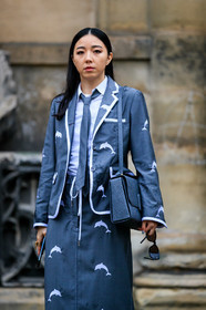 yuyu zhangzou, yuwei zhangzou, grey jacket, grey skirt, grey tie, white shirt, animal print jacket, animal printed skirt, long skirt, grey leather bag, shoulder bag, thom browne jacket, thom browne look, thom browne shirt, thom browne tie, thom browne skirt, fashion week, frenchystyle, FW, jonathan paciullo, street style, PFW, PARIS, vertical, atmosphere details, detail
