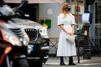 white leather bag, white leather dress, navy blue leather boots, quilted dress, pleated dress, short sleeves dress, long dress, fendi bag, fendi boots, fendi dress, plaited bag, openwork bag, mini bag, peekaboo bag, hand bag, kitten heels boots, PARIS, PFW, fashion week, frenchystyle, FW, jonathan paciullo, street style, SPRING SUMMER 2021, SS 21, horizontal, atmosphere details, full length