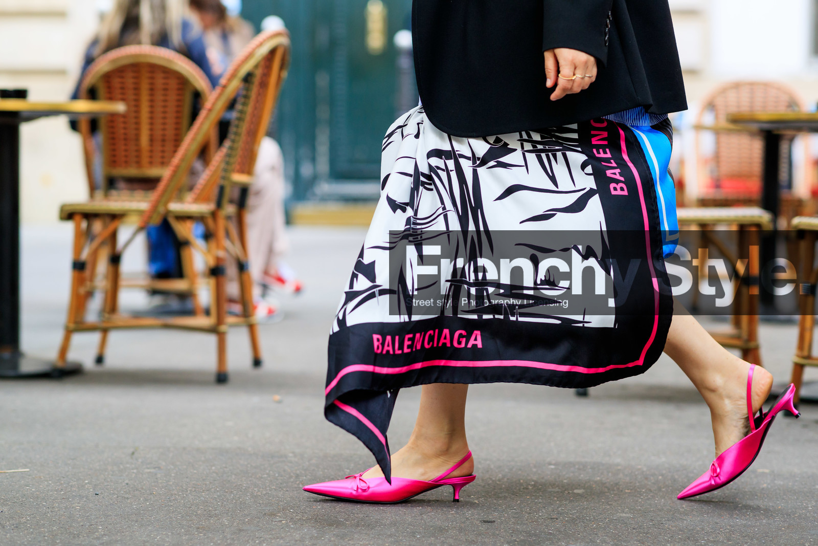 balenciaga skirt, scarf, scarf skirt, pink scarf, pink slippers, pink shoes, sharp end shoes, satin shoes, knot details, knotted shoes, sling back shoes, kitten heels shoes, black scarf, white scarf, long skirt, white skirt, black skirt, printed skirt, printed scarf, close up detail, shoes detail, legs detail, balenciaga shoes, fashion week, frenchystyle, FW, jonathan paciullo, street style, PFW, PARIS, AUTUMN WINTER 2021-2022, FALL WINTER 2021-2022, FW 21-22, atmosphere details, horizontal, detail