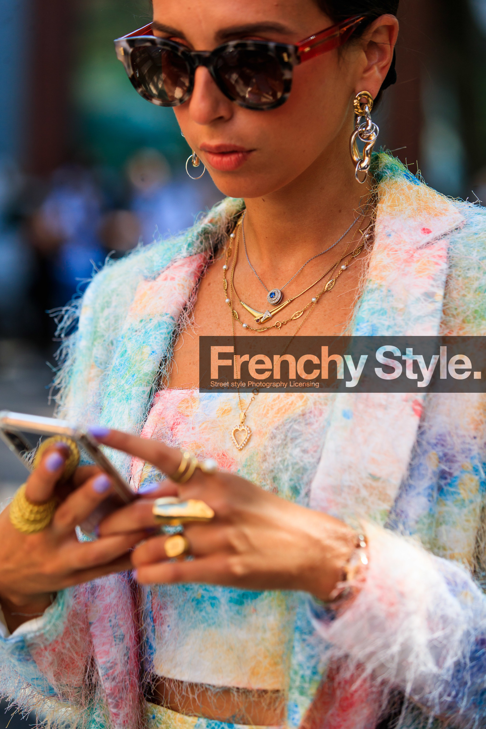 multicolor jacket, multicolor top, tie and dye jacket, tie and dye top, fringe jacket, fringe top, cropped top, multi necklace, multi rings, scale sunglasses, golden earrings, golden rings, golden necklace, long necklace, long earring, dangling earrings, close up detail, jewel close up, heart shape necklace, diamond necklace, round shape earrings, light pink jacket, light pink top, light yellow jacket, light yellow top, green jacket, green top, blue jacket, blue top, gabriella berdugo, fashion week, frenchystyle, FW, jonathan paciullo, street style, MFW, MILAN, SPRING SUMMER 2021, SS 21, vertical, detail