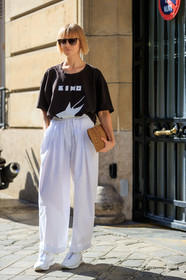 beige bag, black t shirt, leather bag, leather shoes, printed t shirt, reebok, trousers, white pants, white sneakers, fashion week, frenchystyle, FW, jonathan paciullo, street style, PFW, PARIS, vertical, full length, AUTUMN WINTER 2018-2019, FALL WINTER 2018-2019, FW 18-19, vika gazinskaya