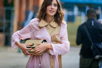 alexa chung, light pink tren coat, beige trench coat, bicolor trench coat, ruffle trench coat, sheer trench coat, beige leather bag, shoulder bag, golden chain strap bag, gucci bag, fashion week, frenchystyle, FW, jonathan paciullo, street style, atmosphere details, horizontal, detail