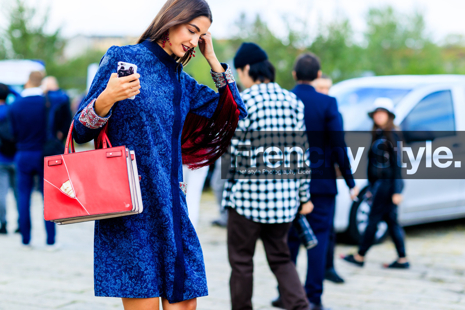 atmosphere details, blue dress, detail, fashion week, frenchystyle, fringes, FW, horizontal, jonathan paciullo, leather bag, MFW, MILAN, printed dress, red bag, Sara Nicole Rossetto, SPRING SUMMER 2017, SS 17, street style