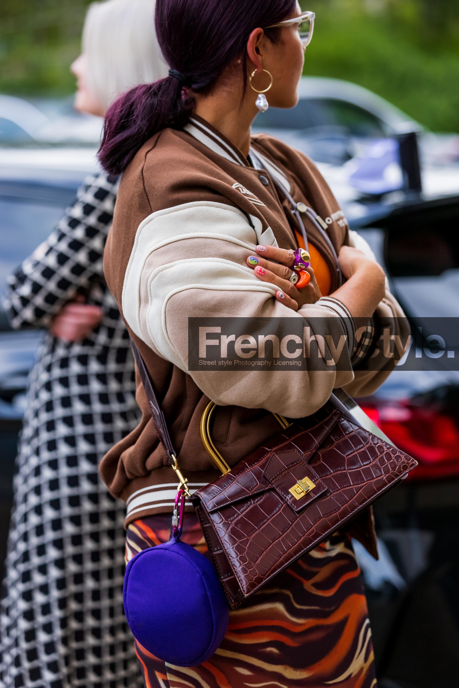 crossbody bag, handbag, pattern, print, baseball jacket, bomber jacket, skirt, jacket, earrings, glasses, ring, orange, fashion week, frenchystyle, FW, jonathan paciullo, street style, SPRING SUMMER 2022, SS 22, LFW, LONDON, vertical, atmosphere details, detail
