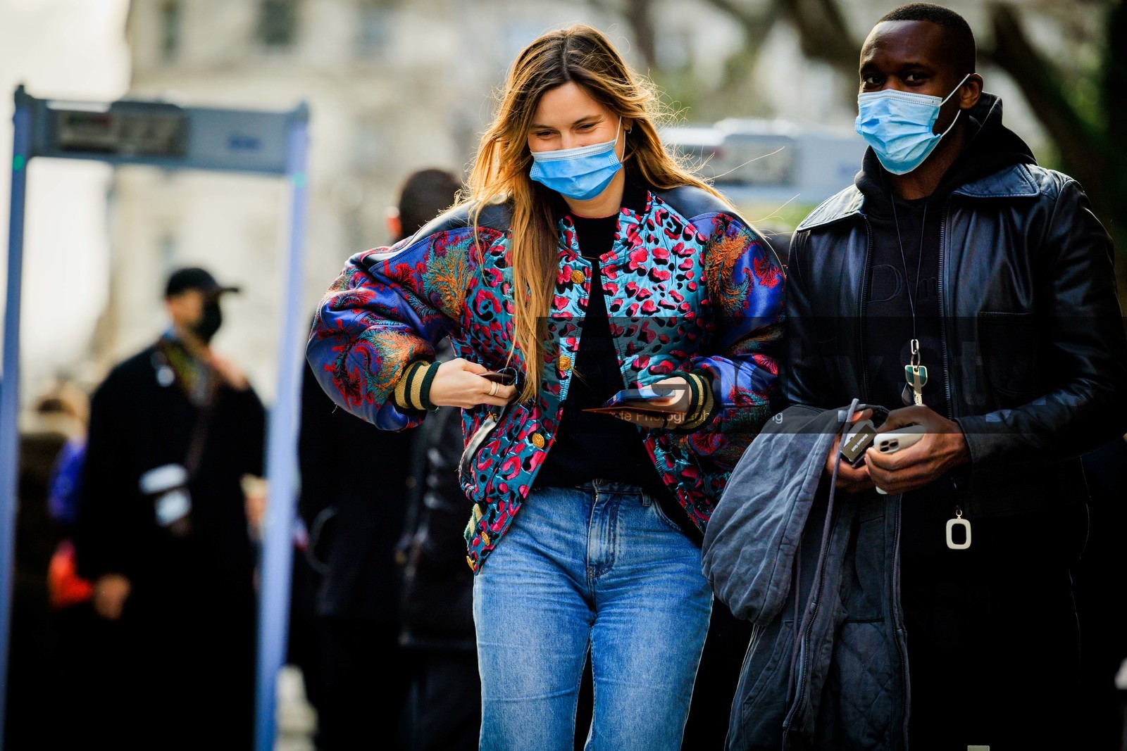 louis vuitton, black tshirt, printed jacket, bomber jacket, multiprint jacket, animal print jacket, multicolor jacket, classic jeans, fashion week, frenchystyle, FW, jonathan paciullo, street style, PFW, PARIS, menswear, FALL WINTER 2022-2023, AUTUMN WINTER 2022-2023, FW 22-23, atmosphere details, detail, horizontal