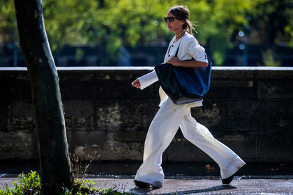 bag, black bag, Chloé Harrouche, choker, flare pants, fluid pants, jacket, leather bag, oversize bag, pants, plateform shoes, rayban, sunglasses, white jacket, white pants, street style, jonathan paciullo, FW, frenchystyle, fashion week, PFW, PARIS, SPRING SUMMER 2022, SS 22, horizontal, atmosphere details, full length