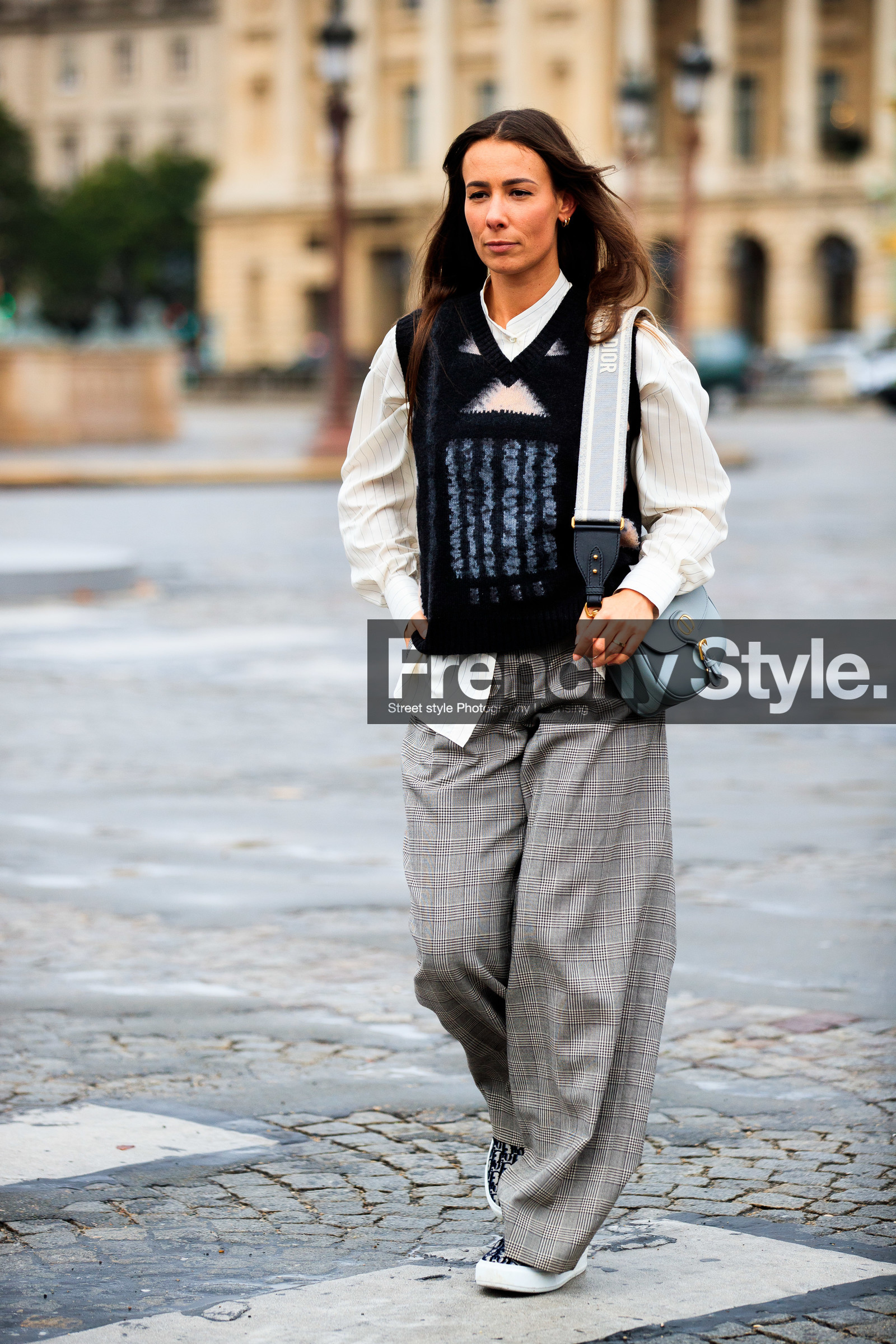 alice barbier, black pullover, striped pullover, sleeveless pullover, white shirt, striped shirt, dior bag, dior pullover, dior shirt, dior strap bag, dior pants, dior total look, dior shoes, grey pants, checked pants, plaid pants, loose pants, shoulder bag, logo strap bag, monogrammed shoes, monogrammed sneakers, grey sneakers, grey shoes, fashion week, frenchystyle, FW, jonathan paciullo, street style, PFW, PARIS, SPRING SUMMER 2021, SS 21, vertical, full length