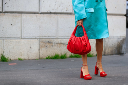 anna rosa vitiello, green coat, satin coat, jacket dress, red leather bag, red polish sandals, high heels sandals, open toe shoes, platform sandals, drape bag, miu miu bag, miu miu shoes, miu miu coat, close up detail, bag detail, shoes detail, legs detail, fashion week, frenchystyle, FW, jonathan paciullo, street style, PFW, PARIS, horizontal, atmosphere details, detail