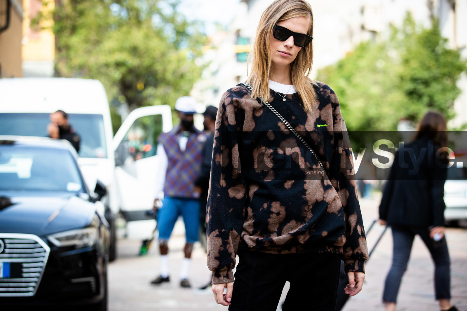 black sweatshirt, black pants, black sunglasses, brown sweatshirt, tie and dye sweatshirt, celine sunglasses, lexi boling, street style, jonathan paciullo, FW, frenchystyle, fashion week, MFW, MILAN, SPRING SUMMER 2021, SS 21, horizontal, atmosphere details, detail, model