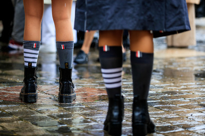 black leather boots, thom browne socks, grey socks, striped socks, high socks, close up detail, shoes detail, flat boots, back details, fashion week, frenchystyle, FW, jonathan paciullo, street style, PFW, PARIS, horizontal, atmosphere details, detail