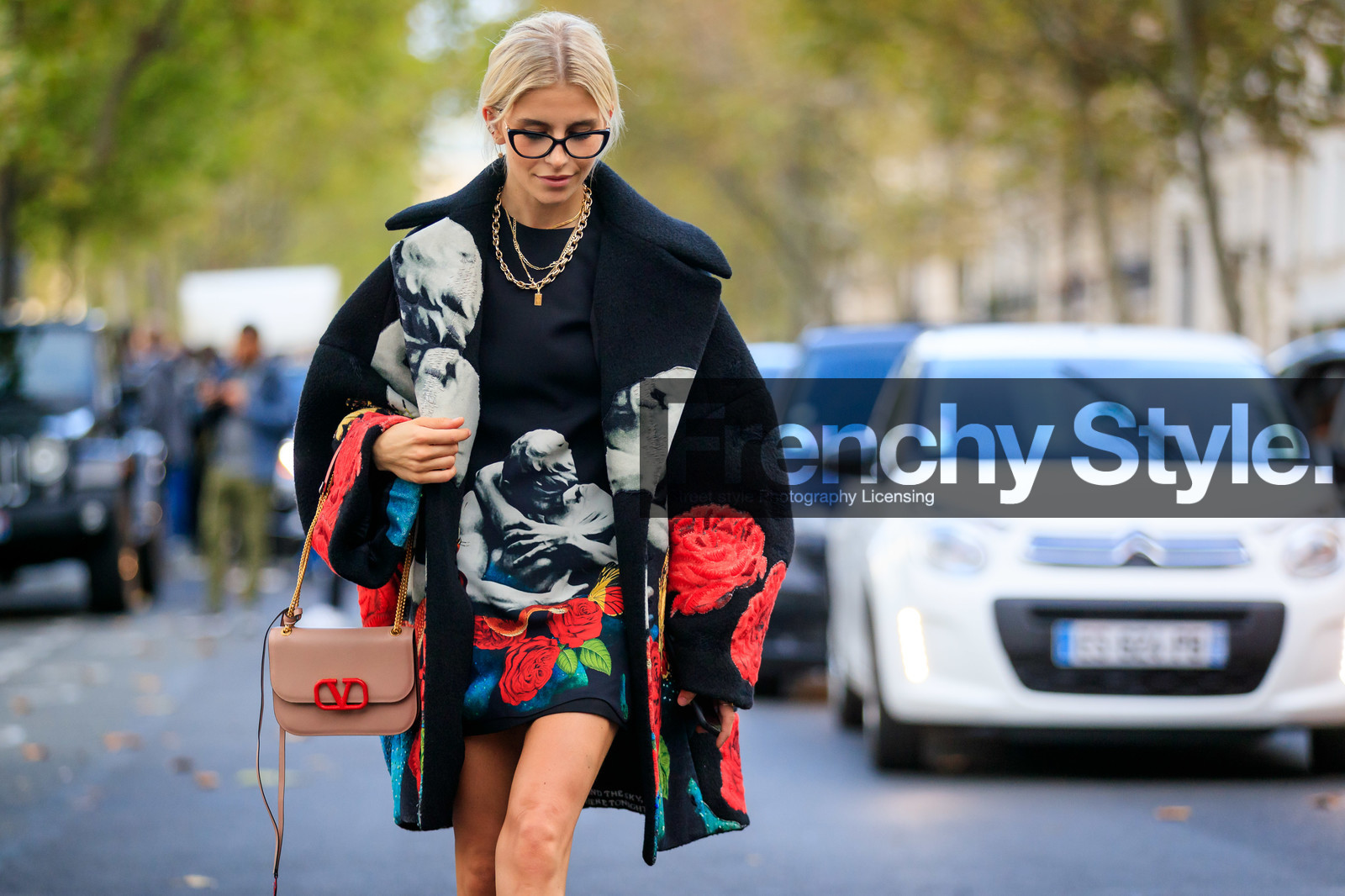 caro daur, valentino bag, valentino coat, valentino dress, black coat, black dress, black glasses, floral embroidered coat, floral embroidered dress, floral printed coat, floral printed dress, red coat, red dress, grey coat, grey dress, mini dress, golden necklace, big chain necklace, multi necklace, light pink leather bag, PARIS, PFW, SPRING SUMMER 2020, SS 20, fashion week, frenchystyle, FW, jonathan paciullo, street style, horizontal, atmosphere details, detail
