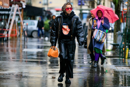 black leather coat, black leather pants, black hoodie, hair scarf, orange leather bag, hand bag, printed hoodie, down jacket, cropped coat, zipped coat, pink sunglasses, square shape glasses, brown scarf, geometrical printed scarf, black leather boots, flat boots, white scarf, black scarf, fashion week, frenchystyle, FW, jonathan paciullo, street style, PFW, PARIS, horizontal, atmosphere details, full length