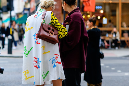 atmosphere details, brown bag, detail, drawings, earrings, fashion week, frenchystyle, FW, golden jewelry, horizontal, jonathan paciullo, jw anderson, leather bag, LFW, LONDON, multicolor dress, multicolor shirt, olga karput, printed dress, printed shirt, red, shirt dress, SPRING SUMMER 2017, SS 17, street style, turquoise, white, white shirt, woman, yellow