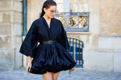 black belt, black dress, christian dior, leather belt, pulled back hair, tone on tone, total look black, wet hair, fashion week, frenchystyle, FW, jonathan paciullo, street style, PFW, PARIS, AUTUMN WINTER 2019-2020, AW 19-20, FALL WINTER 2019-2020, FW 19-20, horizontal, atmosphere details, detail