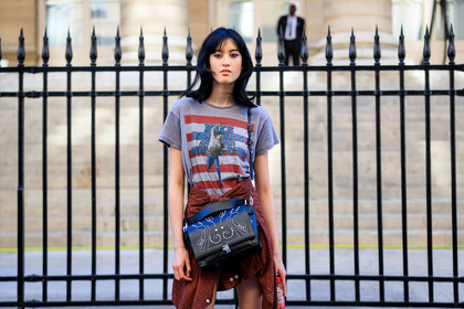 american, black bag, grey t shirt, leather bag, printed t shirt, red skirt, studs, tied up shirt, PFW, fashion week, frenchystyle, FW, jonathan paciullo, street style, PARIS, horizontal, atmosphere details, detail, model, AUTUMN WINTER 2018-2019, FALL WINTER 2018-2019, FW 18-19